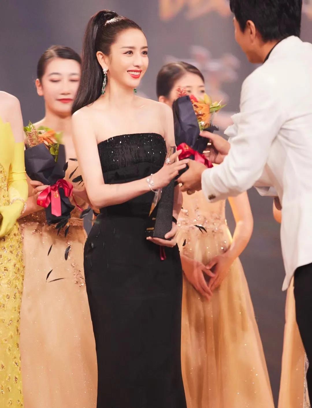 佳歌品牌代言人佟麗婭榮獲“微博年度之星”！