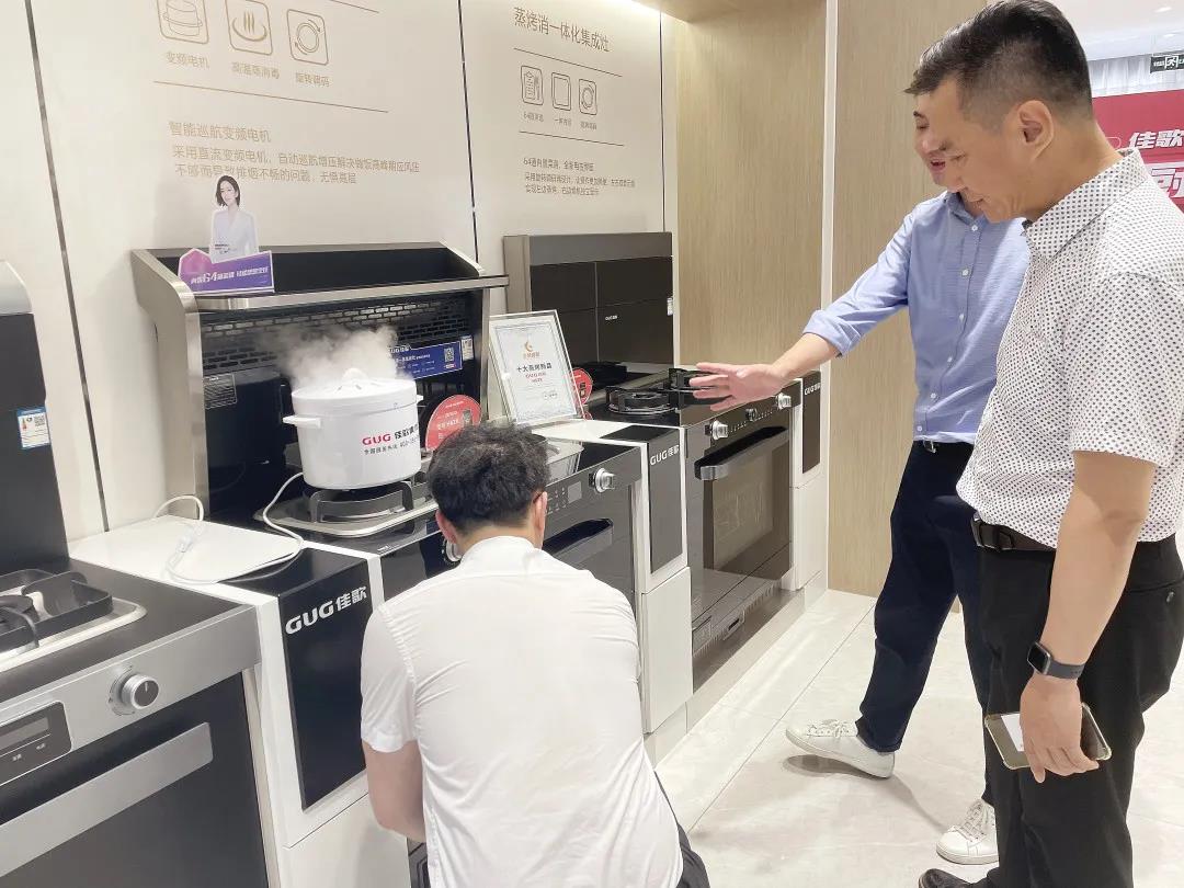 中國五金制品協(xié)會副理事長孟凡波一行蒞臨佳歌集團參觀指導！