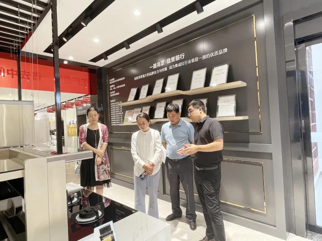 中國(guó)電子節(jié)能協(xié)會(huì)副秘書(shū)長(zhǎng)梁上音一行蒞臨佳歌集團(tuán)參觀指導(dǎo)