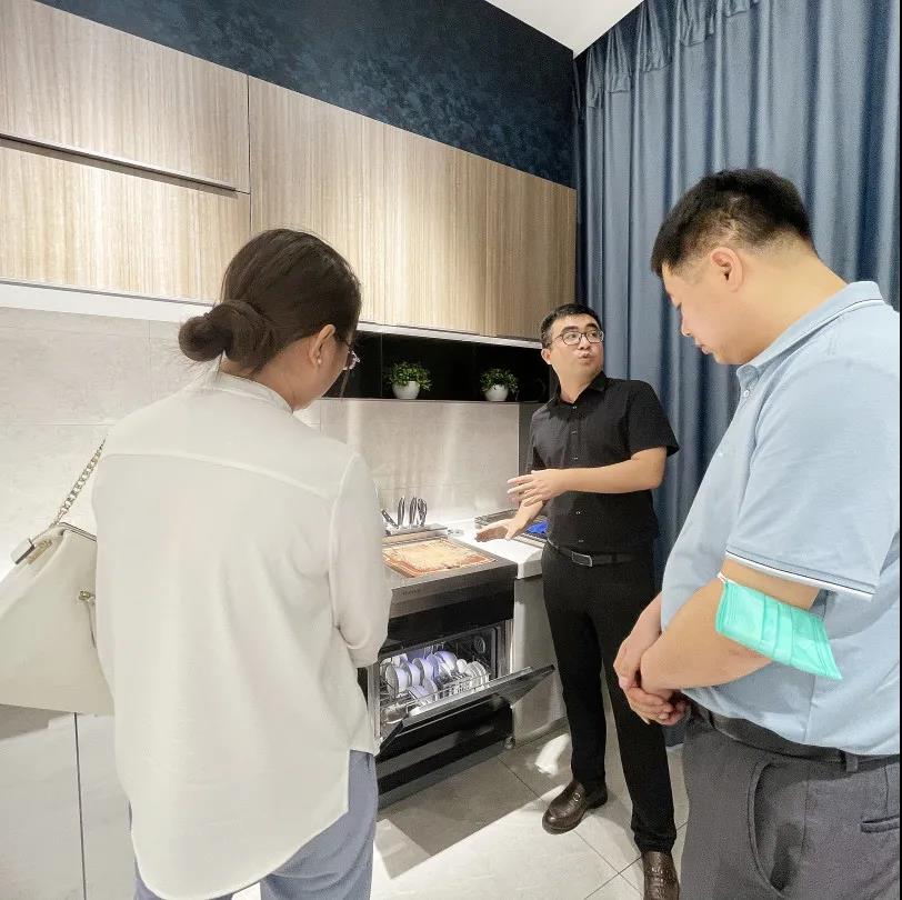 中國(guó)電子節(jié)能協(xié)會(huì)副秘書(shū)長(zhǎng)梁上音一行蒞臨佳歌集團(tuán)參觀指導(dǎo)