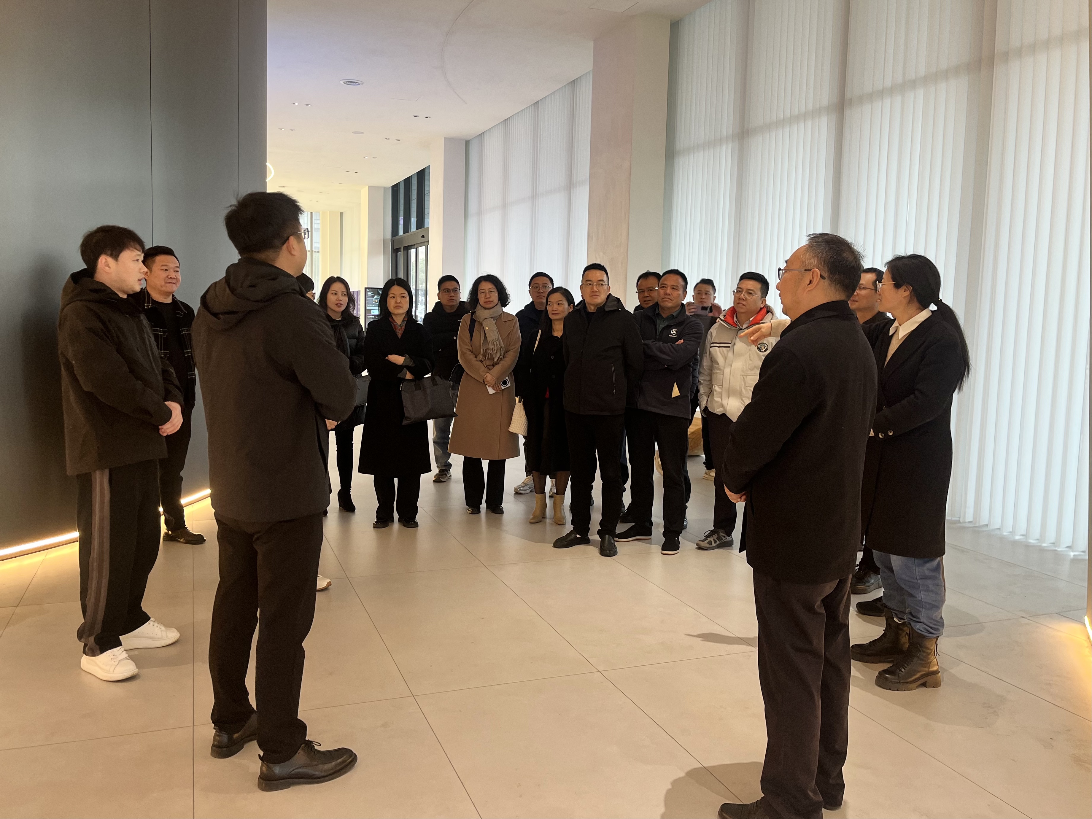 嵊州、新昌兩地政協(xié)副主席、民建主委等領(lǐng)導(dǎo)一行蒞臨佳歌集成灶參觀指導(dǎo)