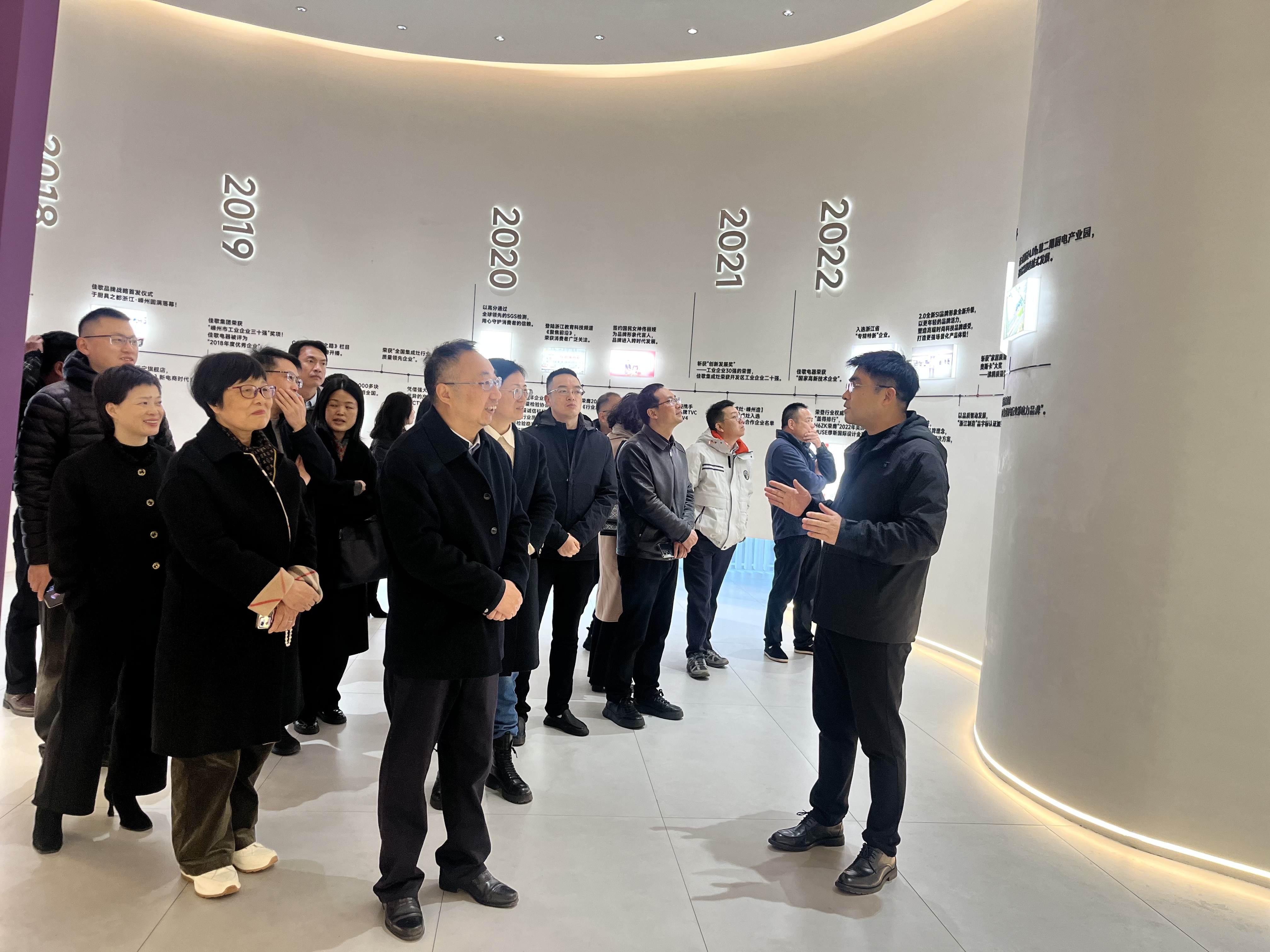 嵊州、新昌兩地政協(xié)副主席、民建主委等領(lǐng)導(dǎo)一行蒞臨佳歌集成灶參觀指導(dǎo)