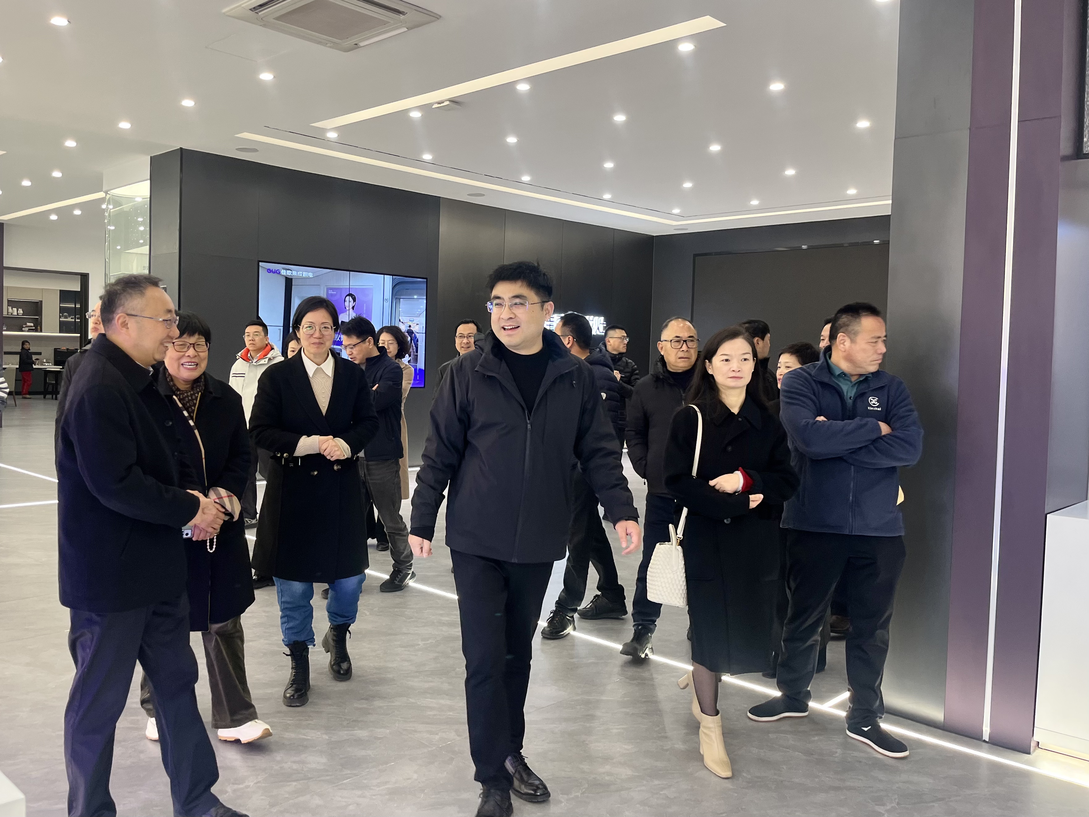 嵊州、新昌兩地政協(xié)副主席、民建主委等領(lǐng)導(dǎo)一行蒞臨佳歌集成灶參觀指導(dǎo)