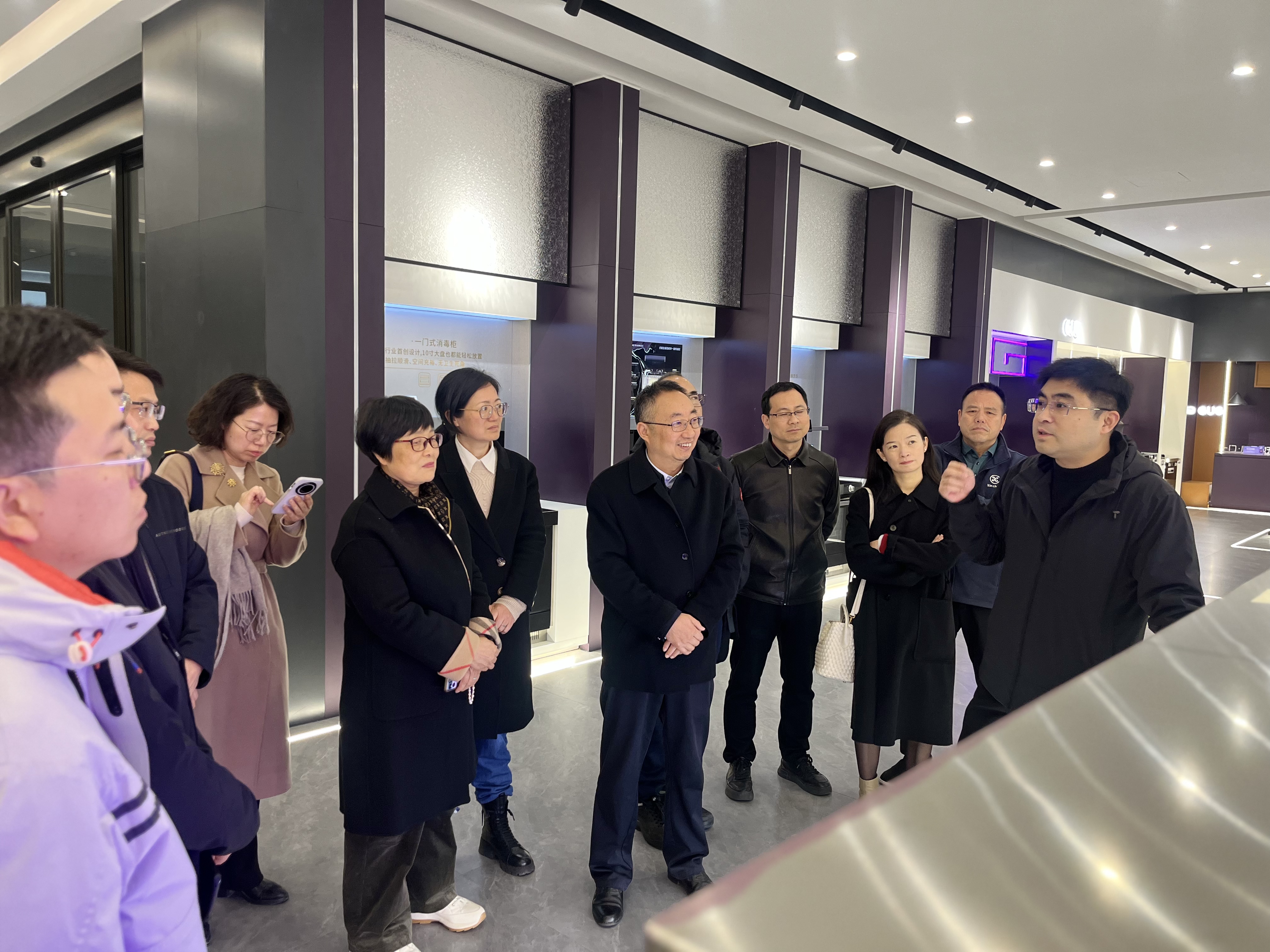 嵊州、新昌兩地政協(xié)副主席、民建主委等領(lǐng)導(dǎo)一行蒞臨佳歌集成灶參觀指導(dǎo)